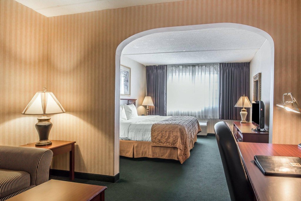 Фото Clarion Hotel - Downtown - University Area