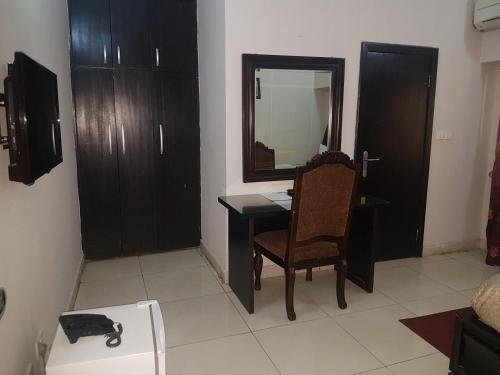 Фото The Emperor Place Annex