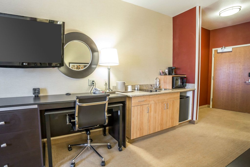 Фото Comfort Suites Helena Airport