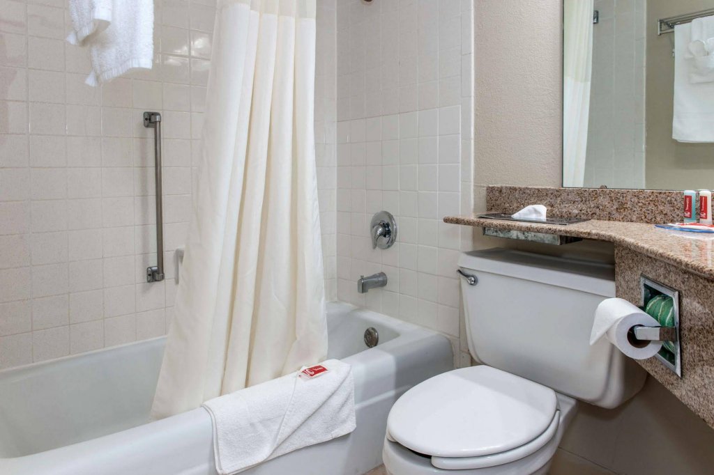 Фото Days Inn and Suites by Wyndham Hammond, In