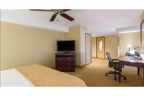 Гостиница Wyndham Garden Hotel Newark Airport в Ньюарке