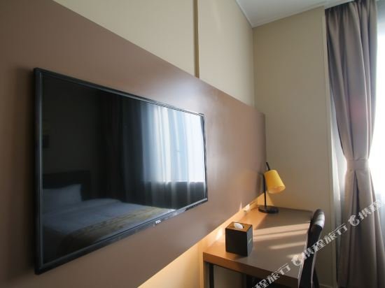 Фото Homeinn Plus Hotel Shanghai Bund Jinling East Road