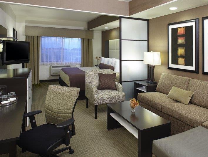 Фото Best Western Plus Lackland Hotel & Suites