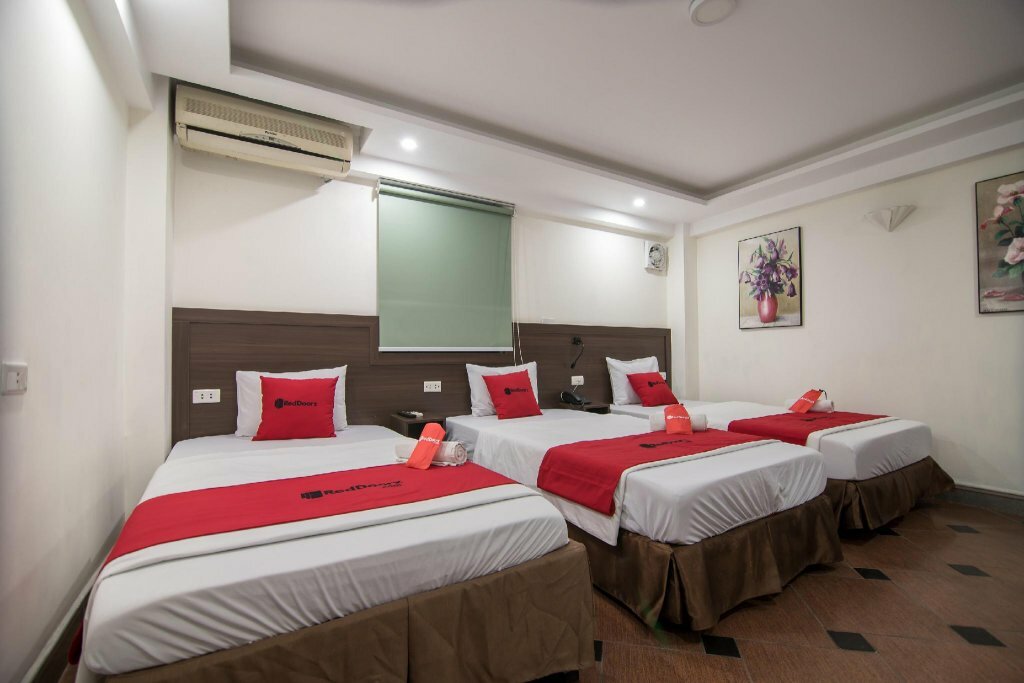 Hotel RedDoorz near Le Van Luong Street, Hanoi, photo