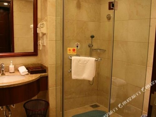 Гостиница Yiyang Huatian Hotel в Ияне