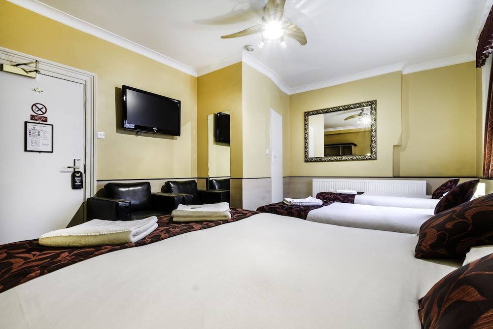 Фото Tudor Court Hotel