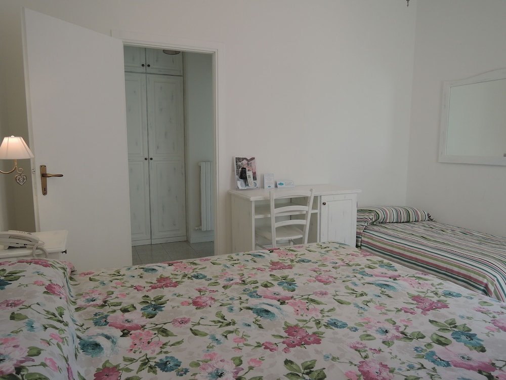 Фото Hotel La Scogliera