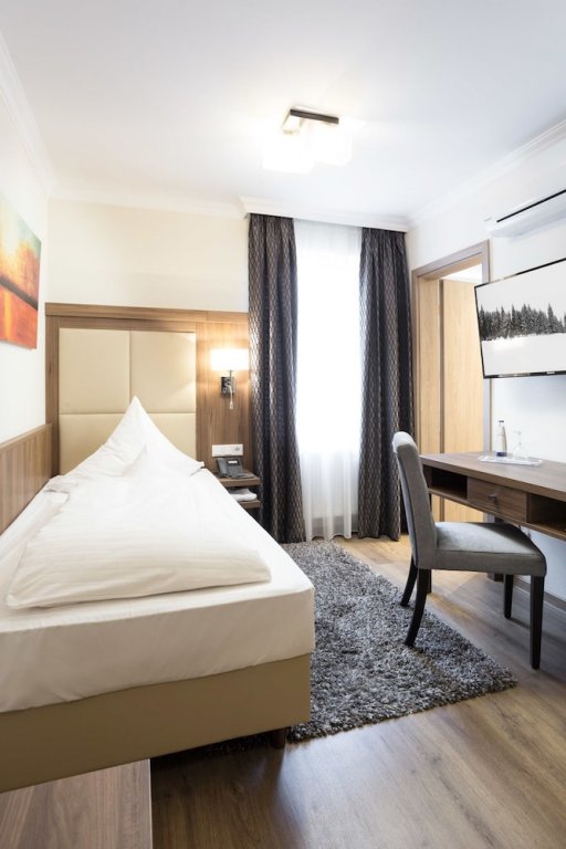 Фото Hotel - Gasthof Höttl