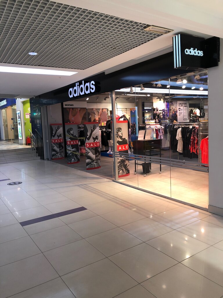 Spor giyim ve ayakkabı Adidas, Çeliabinsk, foto