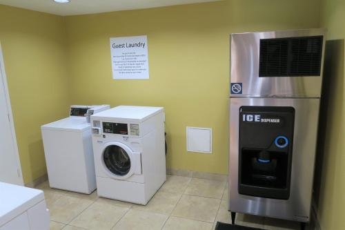 Фото Ramada by Wyndham Anaheim Maingate North