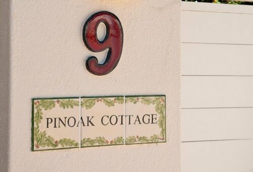 Гостиница Pinoak Cottage в Кейптауне