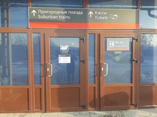 Әйелдің қолындағы шәует фотосы