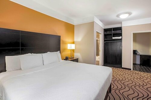 Гостиница La Quinta Inn & Suites by Wyndham Pasadena в Пасадине