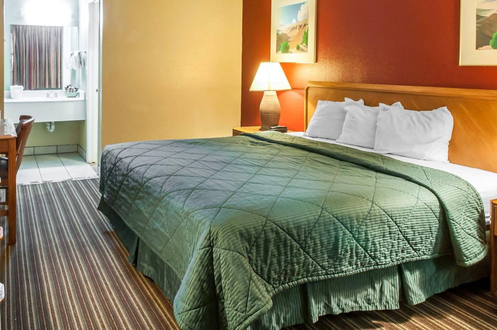 Фото Rodeway Inn East