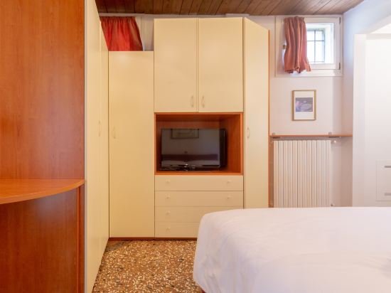 Фото Tra le Due Torri e Piazza Santo Stefano Apartment