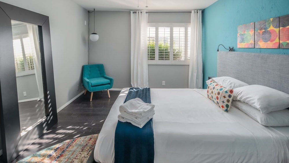 Фото Stylish 1br Apt Old Town by WanderJaunt