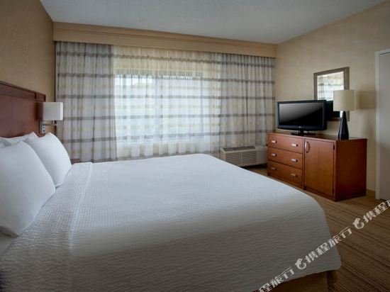 Фото Courtyard by Marriott Newark Liberty International Airport
