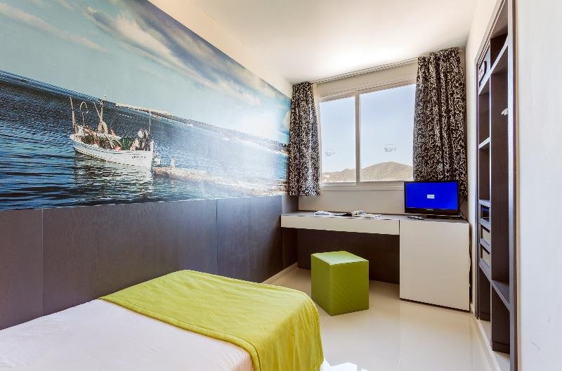 Фото The Ibiza Twiins Hotel