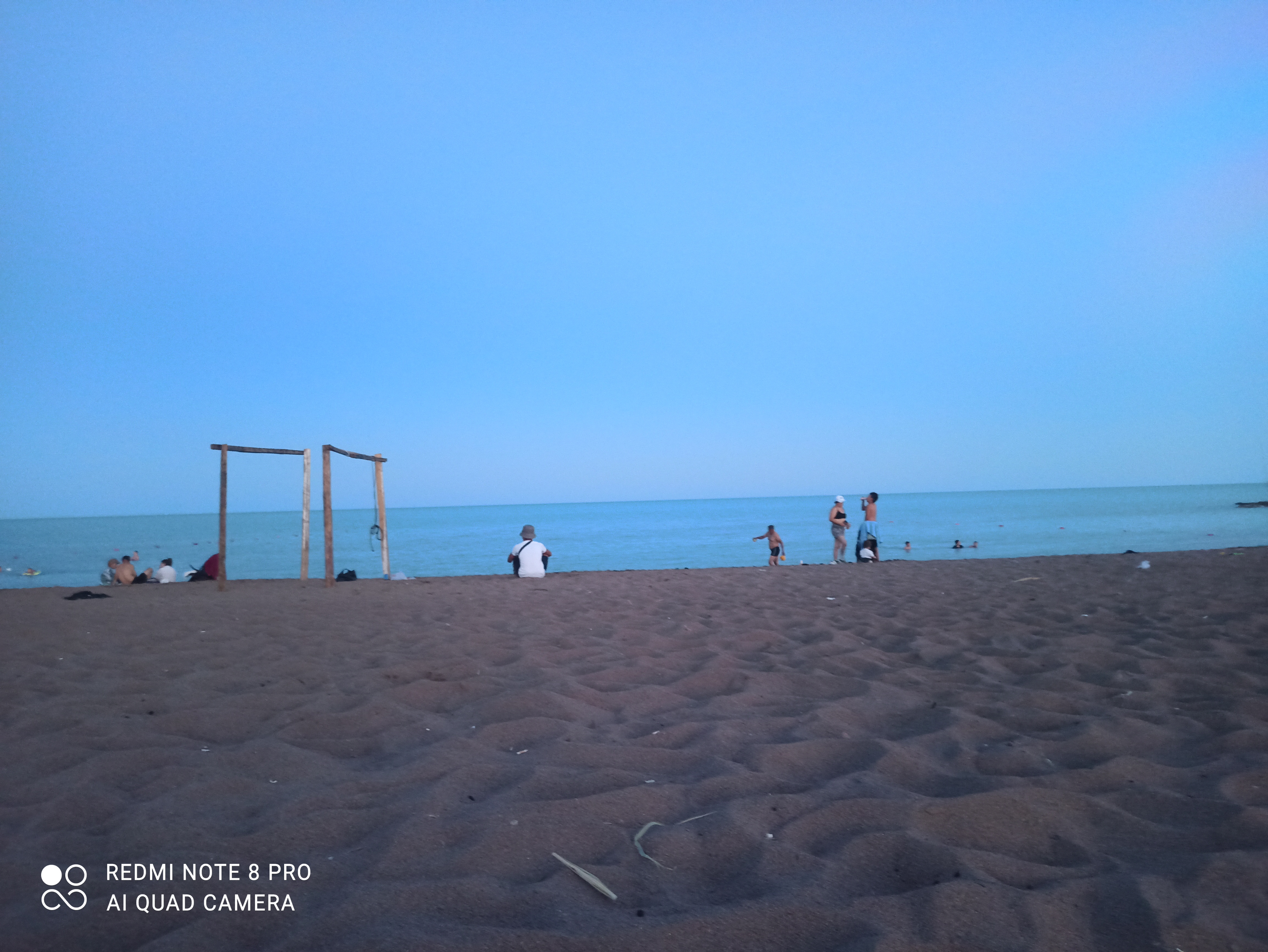 Жағажай жалаңаш және ортақ.