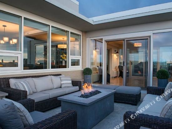 Фото The James Hotel