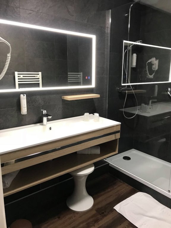 Фото Logis Hôtel l'Arc en Ciel