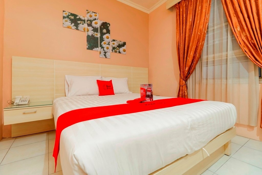 Hotel RedDoorz near Stadion Manahan Solo, Surakarta, photo