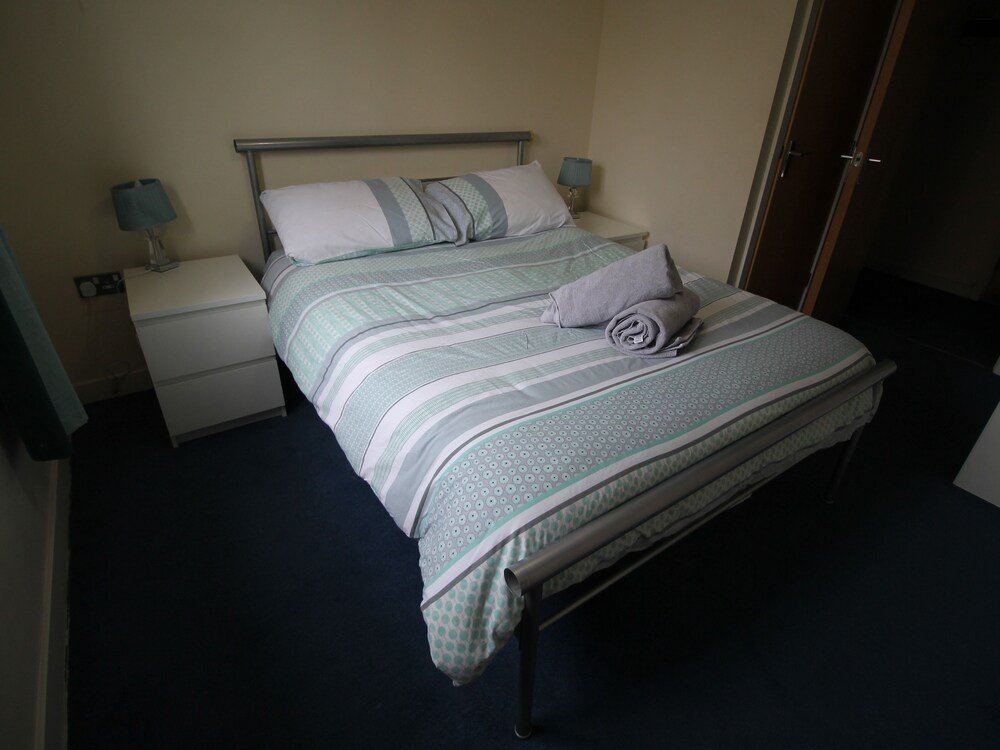 Фото Central Apartment by Cardiff Holiday Homes