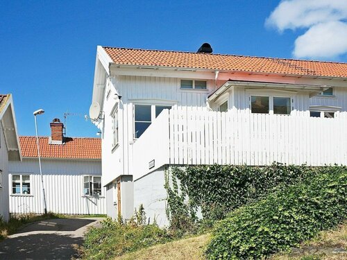 Гостиница Holiday Home in Hälleviksstrand