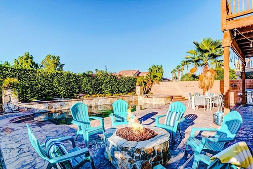 Гостиница Palm Grove by AvantStay 15mins From Coachella - Desert Villa - Sleeps 14