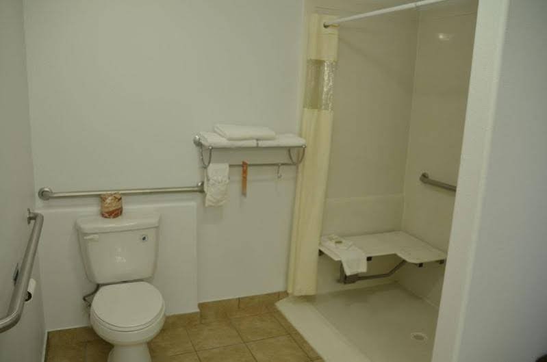 Фото Howard Johnson Hotel & Suites by Wyndham St. George