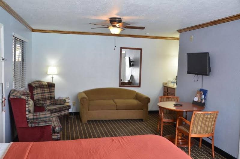 Фото Howard Johnson Hotel & Suites by Wyndham St. George