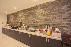 Гостиница La Quinta Inn & Suites by Wyndham Santa Barbara Downtown