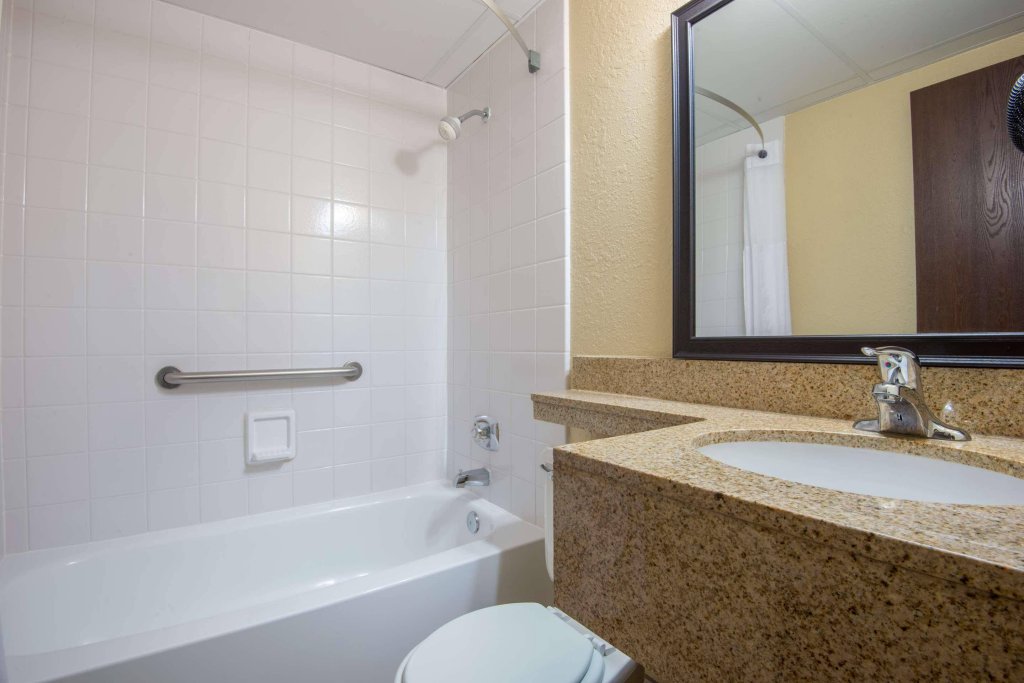 Фото Days Inn & Suites by Wyndham Bozeman