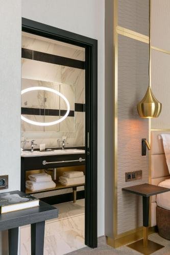 Фото Niepce Paris Hotel, Curio Collection by Hilton