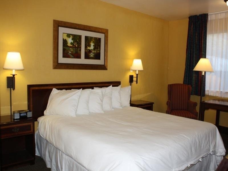 Фото Bonanza Inn & Suites