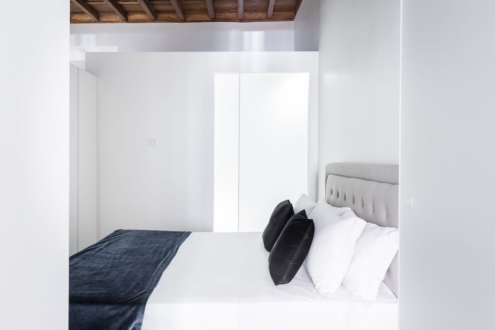 Фото A World Aparts - 104 Frattina