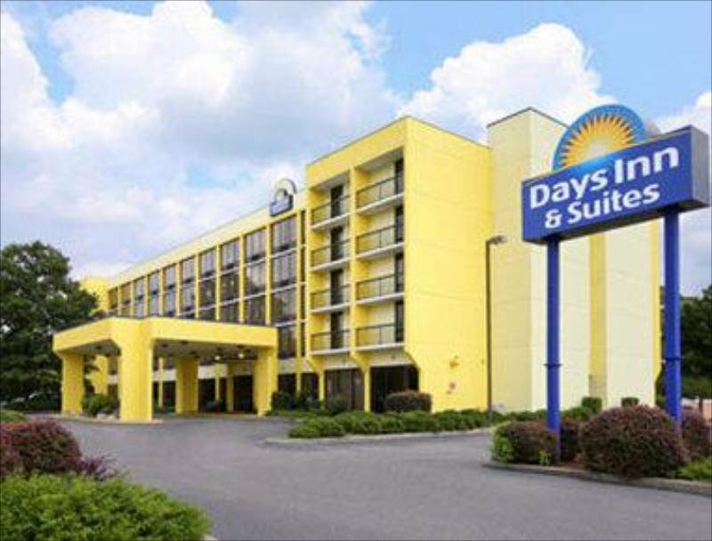 Гостиница Days Inn & Suites by Wyndham Se Columbia Ft Jackson