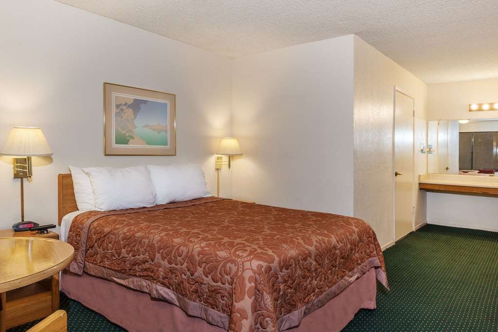 Фото Super 8 by Wyndham Lindsay Olive Tree