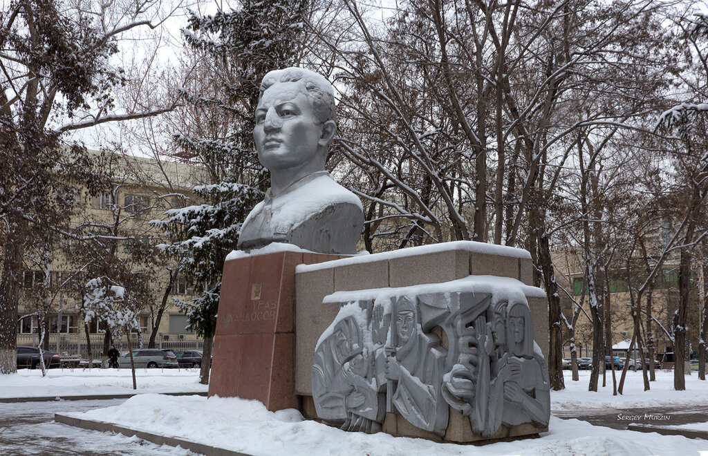 Monument, memorial Oraz Jandosov, Almaty, photo