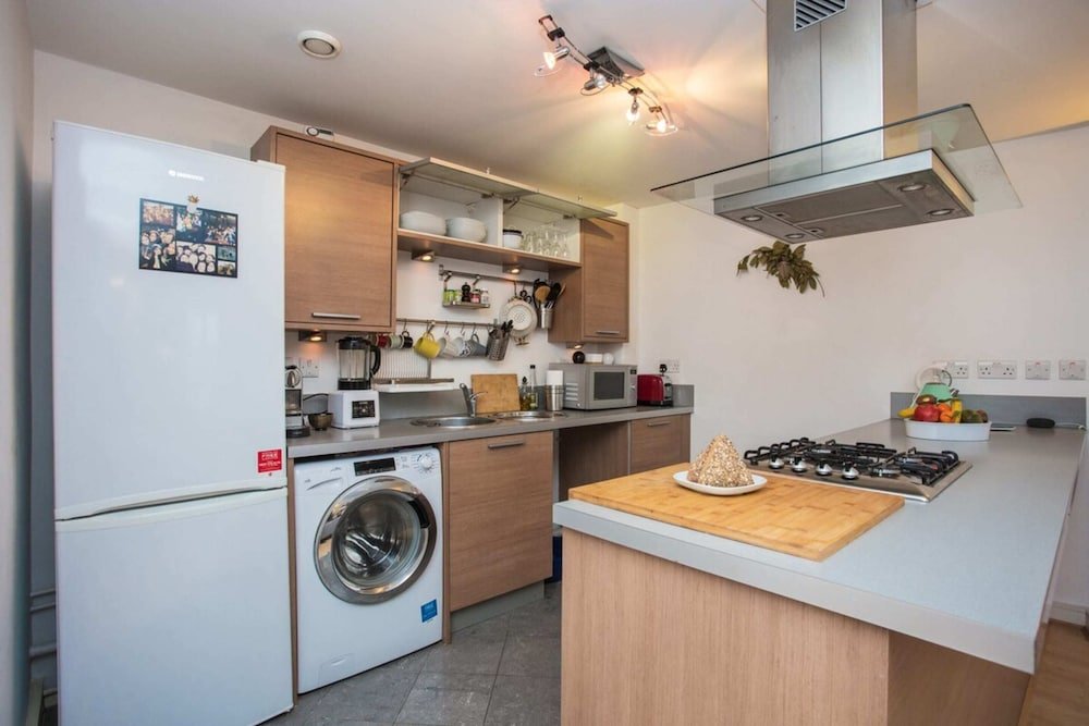 Фото Lovely Victorian Flat for 6 in Stoke Newington