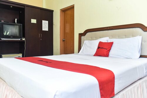 Гостиница RedDoorz Plus @ Tirta Kencana Hotel в Амбоне