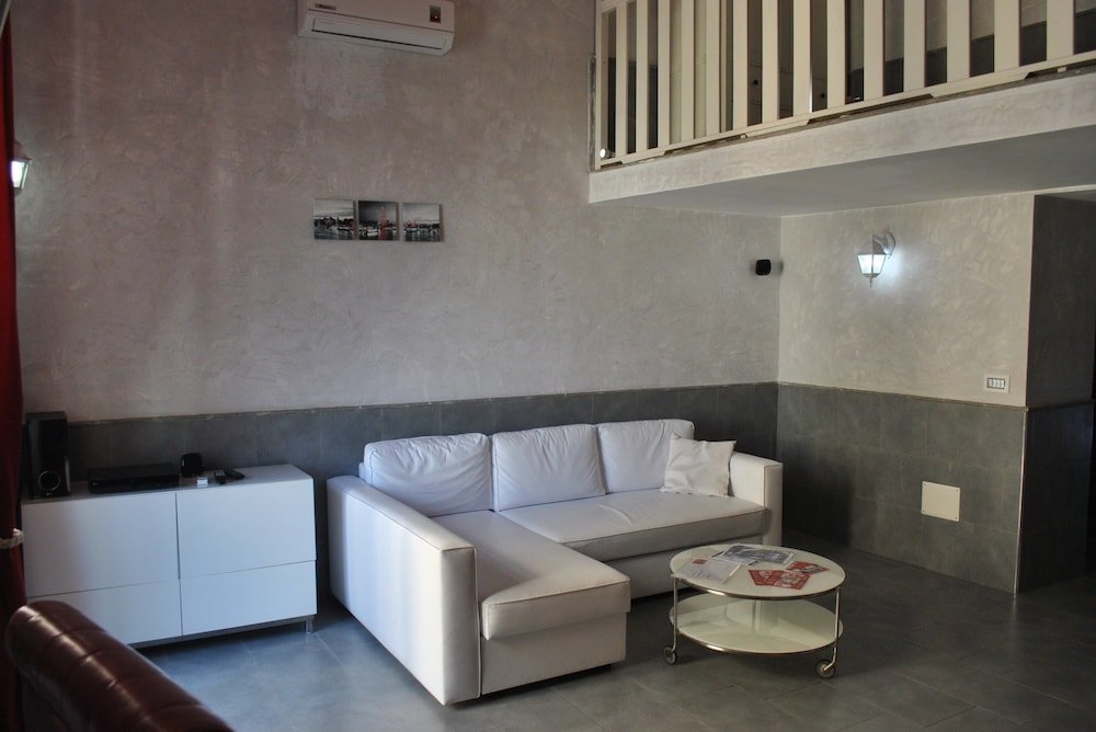 Фото Covo degli Angioini - Town House Suites