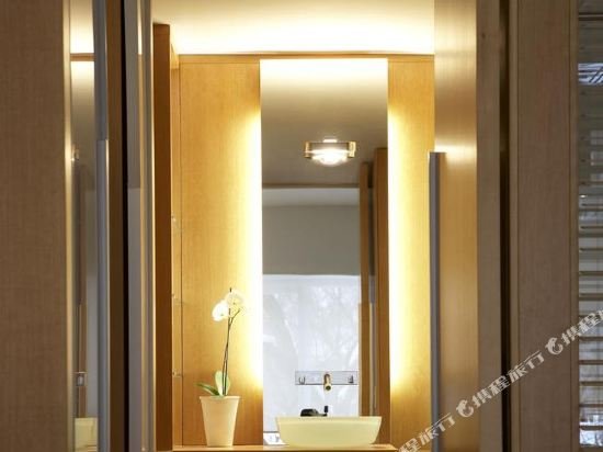 Фото Le Germain Hotel Maple Leaf Square