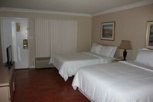 Гостиница Guest Inn & Suites в Санта-Ане