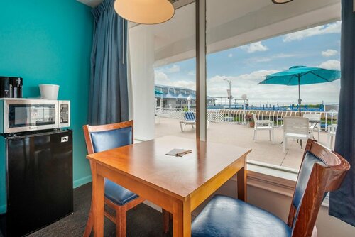 Гостиница Hammock Inn & Suites Boardwalk Wildwood Oceanfront Beach Hotel