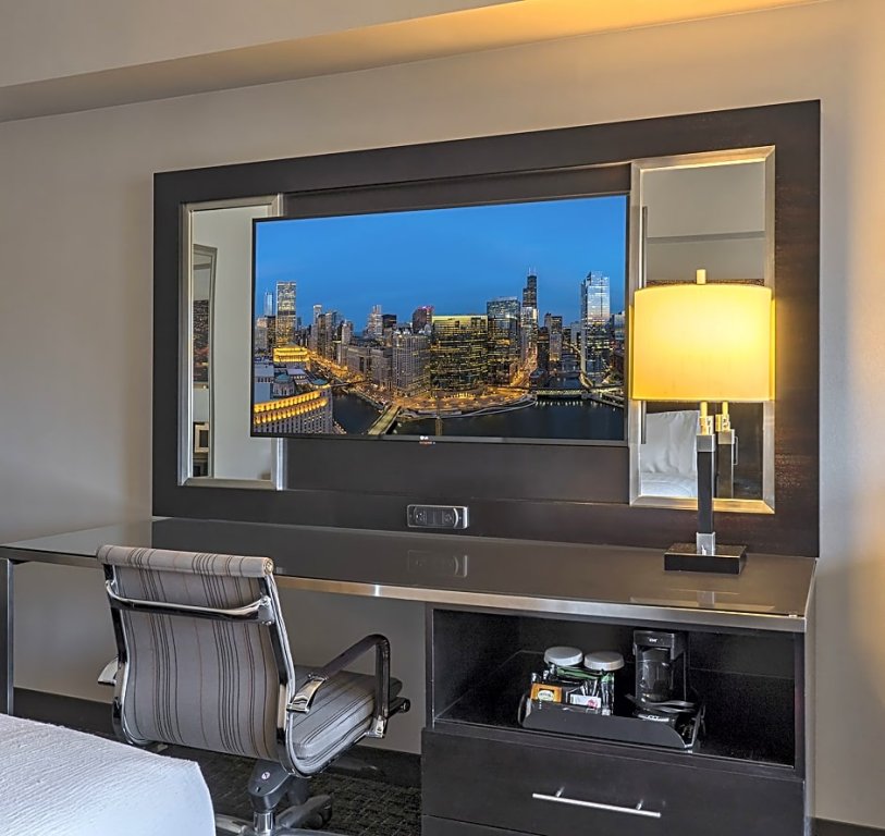 Фото Holiday Inn Chicago Dwtn Wolf Point, an Ihg Hotel