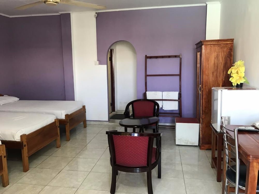 Фото Gnanams Hotel