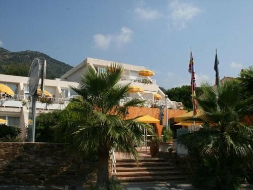 Гостиница Hotel Les Alcyons в Ле-Лаванду