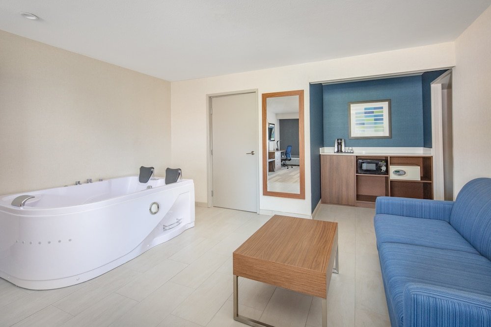 Фото Holiday Inn Express San Diego Airport - Old Town, an Ihg Hotel