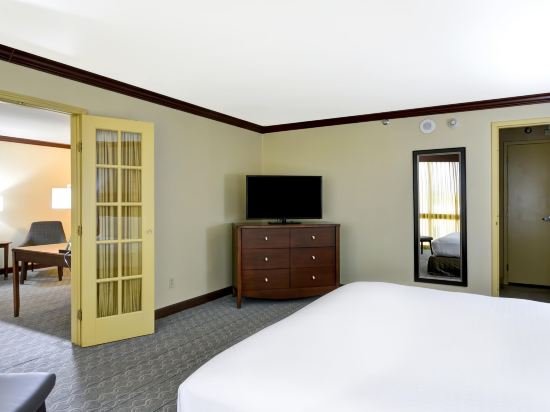 Фото Crowne Plaza Tulsa - Southern Hills